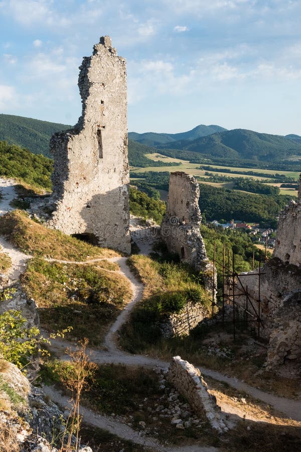 Opuštěná zřícenina středověkého hradu Plavecký na Slovensku