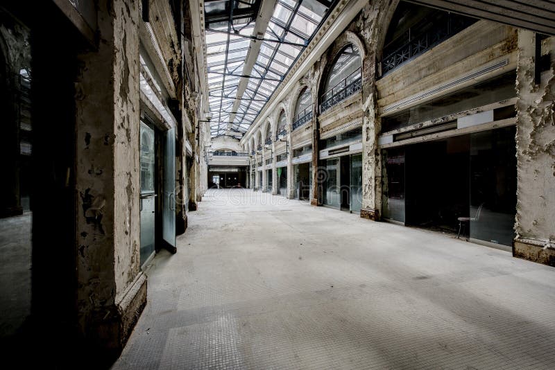 Photos Inside Chicago's Abandoned Mall