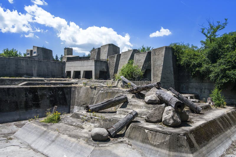 Abandoned zoo stock photo. Image of structure, outdoor 176273660