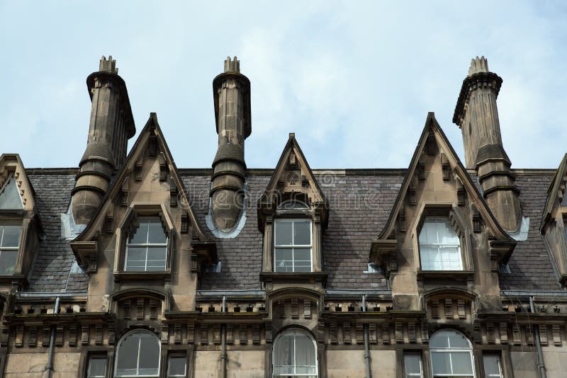 Abbaini ad una vecchia costruzione a Edimburgo immagine stock libera da diritti