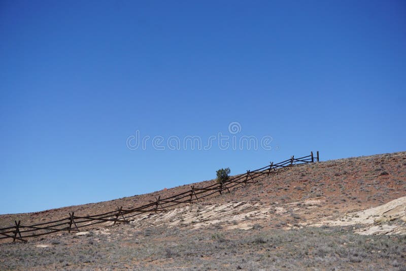 Abbandoni il ranchland con il recinto di legno fotografia stock libera da diritti Abbandoni il ranchland con il recinto di legno fotografia stock libera da diritti
