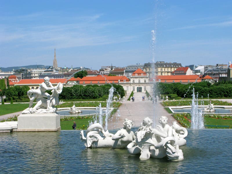 Abbassi il palazzo e le fontane in belvedere del parco a Vienna fotografia stock Abbassi il palazzo e le fontane in belvedere del parco a Vienna fotografia stock