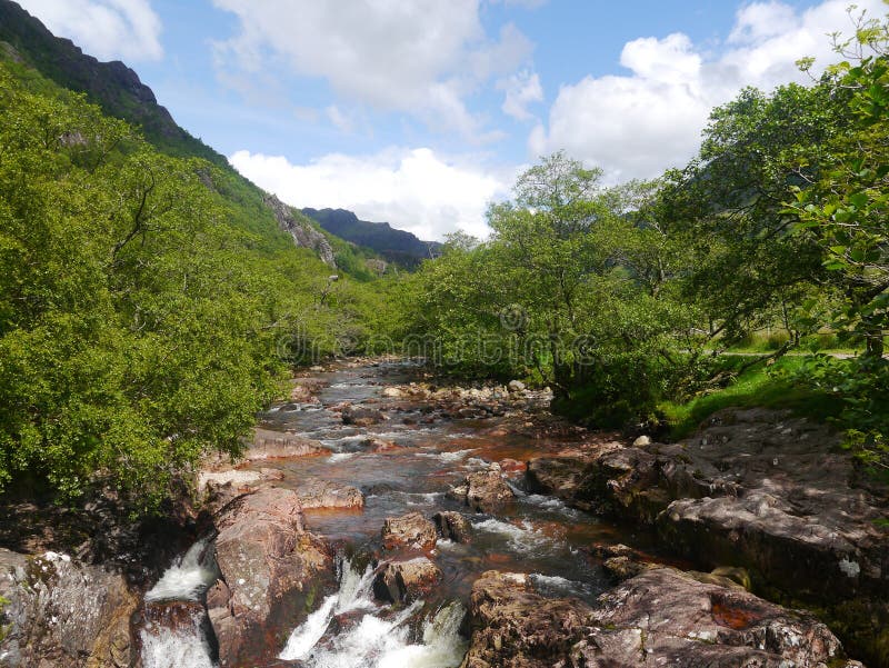 Abbassi le cadute Glen Nevis Scotland fotografie stock Abbassi le cadute Glen Nevis Scotland fotografie stock