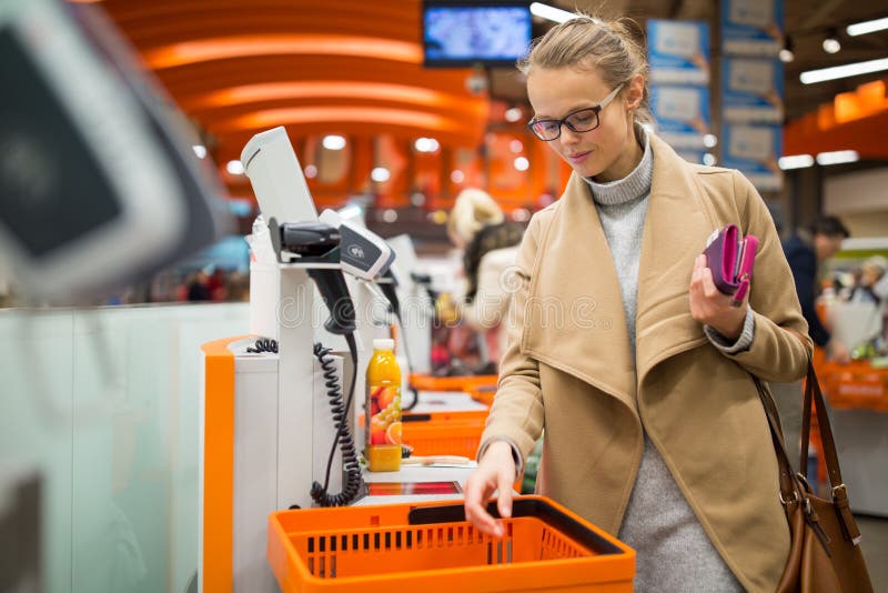 Abbastanza, acquisto della giovane donna per una certa frutta e frullato fotografie stock Abbastanza, acquisto della giovane donna per una certa frutta e frullato fotografie stock
