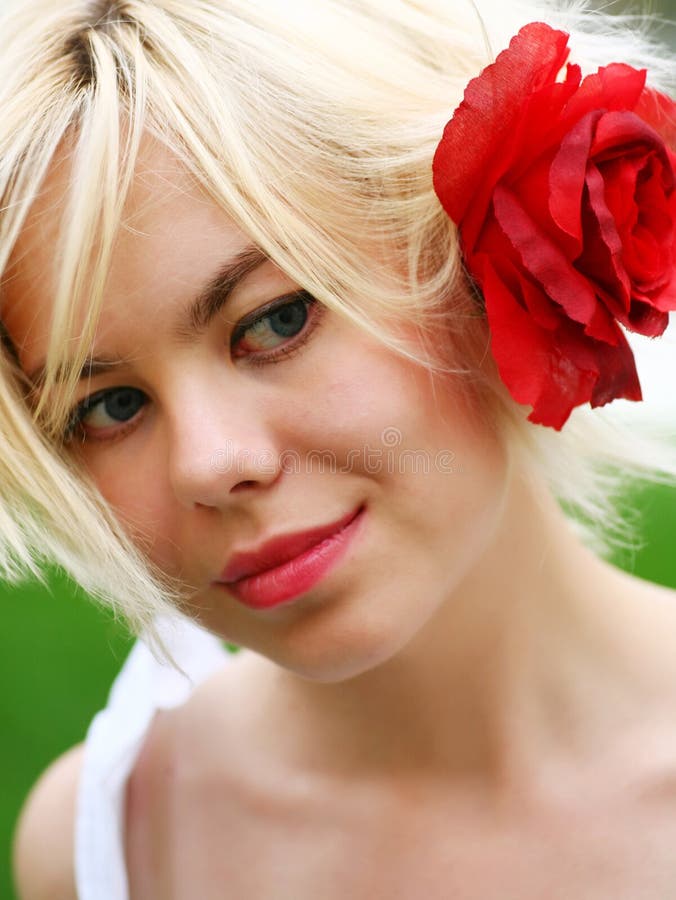 Abbastanza il blonde con è aumentato in capelli immagini stock libere da diritti