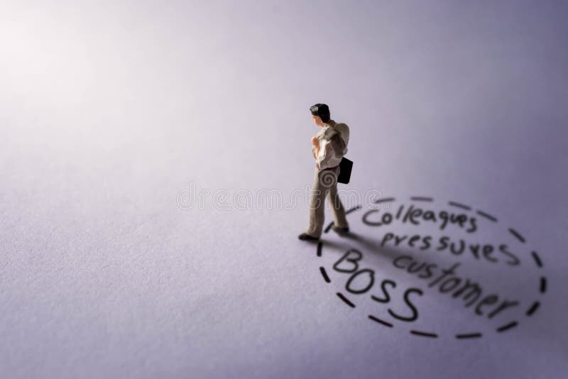 Abbastanza Job Concept presente dalla figura miniatura di tristezza Busi fotografie stock Abbastanza Job Concept presente dalla figura miniatura di tristezza Busi fotografie stock