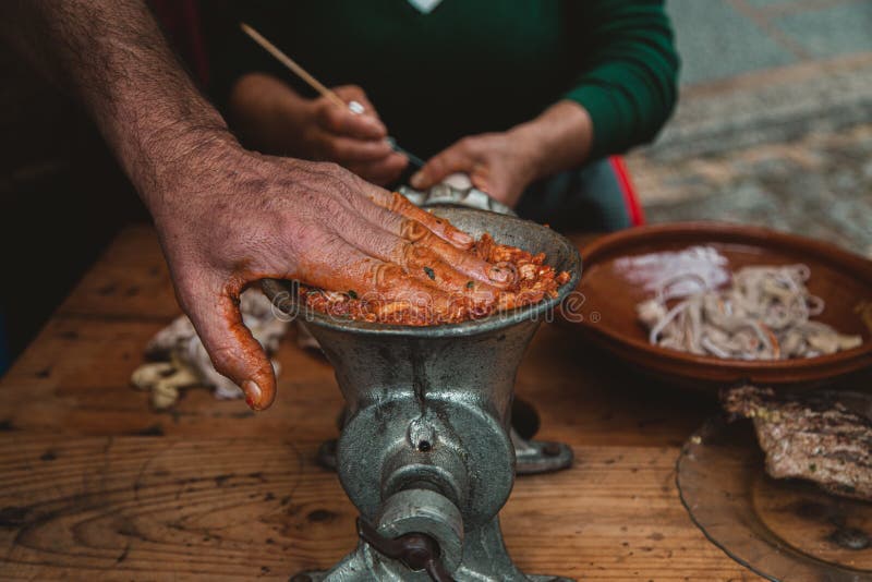 Abbattimento Di Un Uomo Che Macina Carne Con Un Tritacarne Vecchio