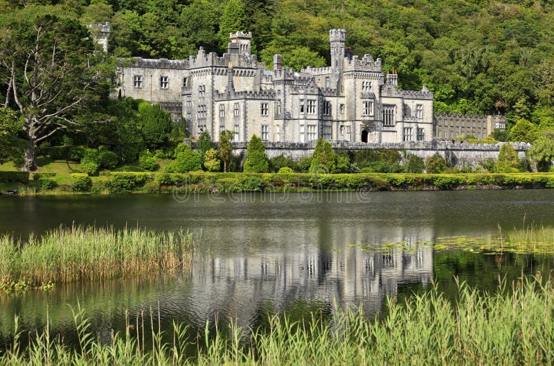 Abbazia di Kylemore in Connemara, contea Galway, Irlanda immagine stock libera da diritti Abbazia di Kylemore in Connemara, contea Galway, Irlanda immagine stock libera da diritti