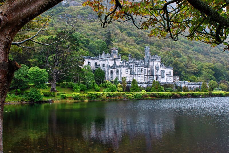 Abbazia in montagne di Connemara, Irlanda di Kylemore fotografia stock libera da diritti Abbazia in montagne di Connemara, Irlanda di Kylemore fotografia stock libera da diritti