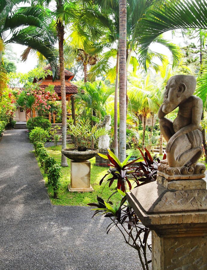 Abbellimento del giardino di Balinese fotografia stock libera da diritti Abbellimento del giardino di Balinese fotografia stock libera da diritti