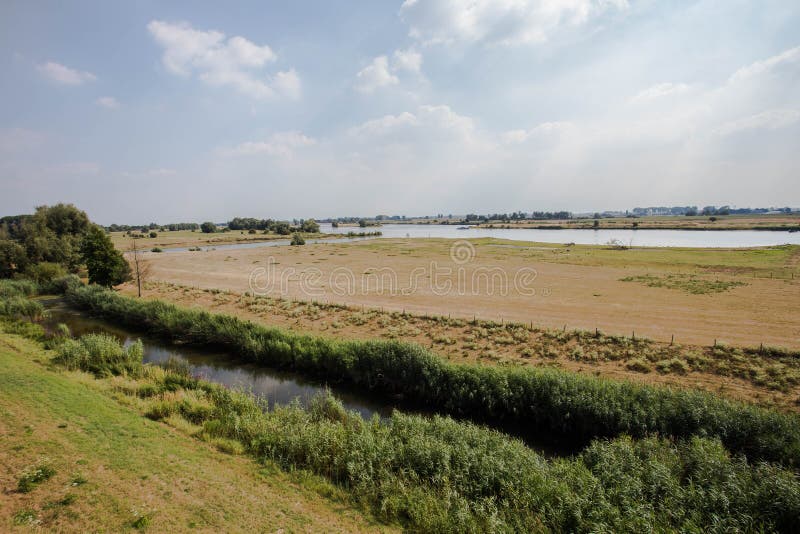 Abbellisca con il canale dell'acqua nel cielo blu variopinto olandese con le nuvole Paesaggio della primavera in Olanda Scena rur immagini stock libere da diritti Abbellisca con il canale dell'acqua nel cielo blu variopinto olandese con le nuvole Paesaggio della primavera in Olanda Scena rur immagini stock libere da diritti