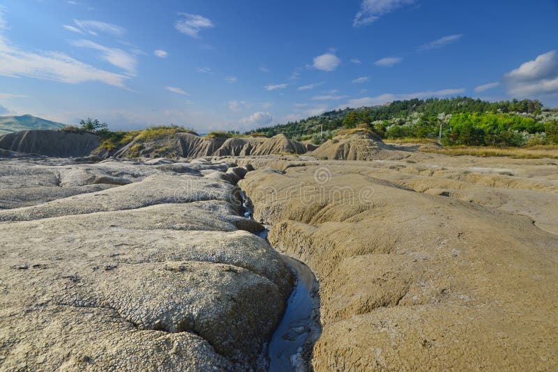 Abbellisca con suolo vulcanico ed il canale naturale dello scolo fotografie stock Abbellisca con suolo vulcanico ed il canale naturale dello scolo fotografie stock