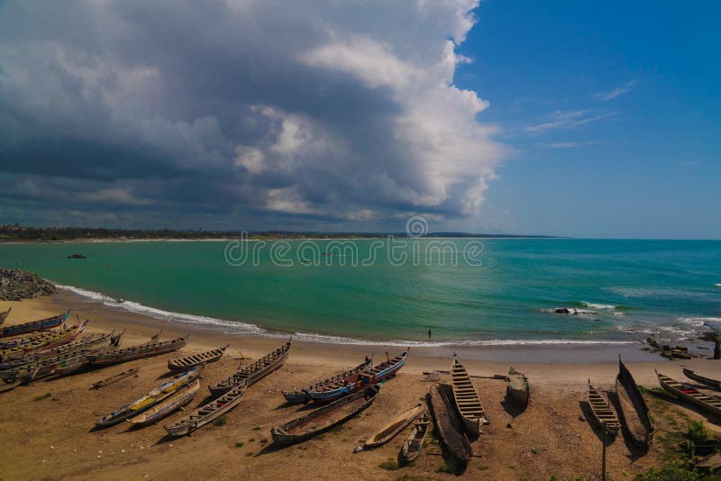 Abbellisca la vista dal tetto del castello di Elmina e della fortezza, Ghana fotografia stock libera da diritti Abbellisca la vista dal tetto del castello di Elmina e della fortezza, Ghana fotografia stock libera da diritti