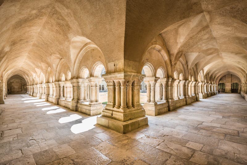 Hermoso de monasterio patio de famoso la abadía de, herencia paginas 1981, en de, borgonón, Francia.