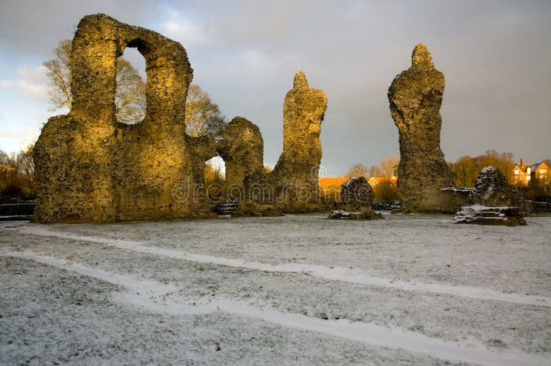 Abbey Ruins en jardines del St Edmunds del entierro imagen de archivo libre de regalías Abbey Ruins en jardines del St Edmunds del entierro imagen de archivo libre de regalías