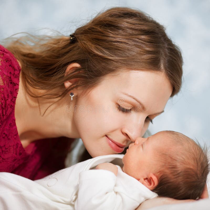 Abbildung der glücklichen Mutter mit Schätzchen im Schlafzimmer stockfotografie Abbildung der glücklichen Mutter mit Schätzchen im Schlafzimmer stockfotografie