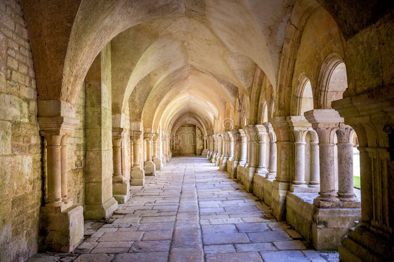 Abbotskloster av Fontenay, Bourgogne, Frankrike Inre av den berömda Cistercian abbotskloster av Fontenay, en UNESCOvärldsarv efte royaltyfri bild Abbotskloster av Fontenay, Bourgogne, Frankrike Inre av den berömda Cistercian abbotskloster av Fontenay, en UNESCOvärldsarv efte royaltyfri bild