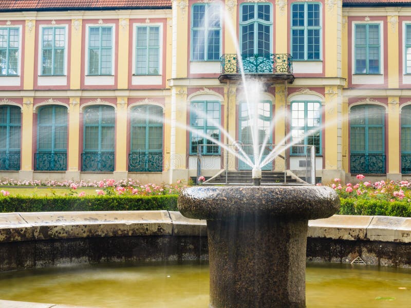 Abbotslotten i gdansk oliva parkerar byggnad med springbrunnen royaltyfri bild Abbotslotten i gdansk oliva parkerar byggnad med springbrunnen royaltyfri bild