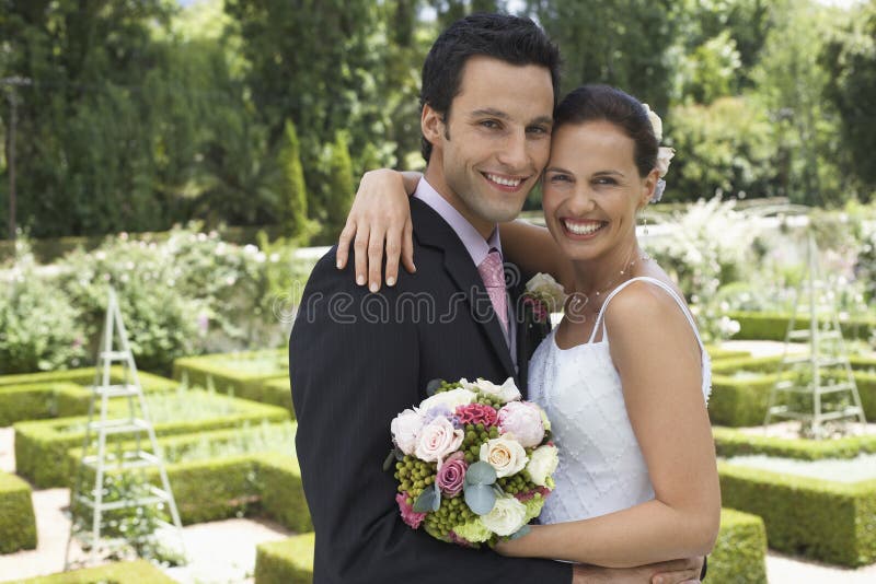 Abbraccio delle coppie della persona appena sposata fotografia stock Abbraccio delle coppie della persona appena sposata fotografia stock