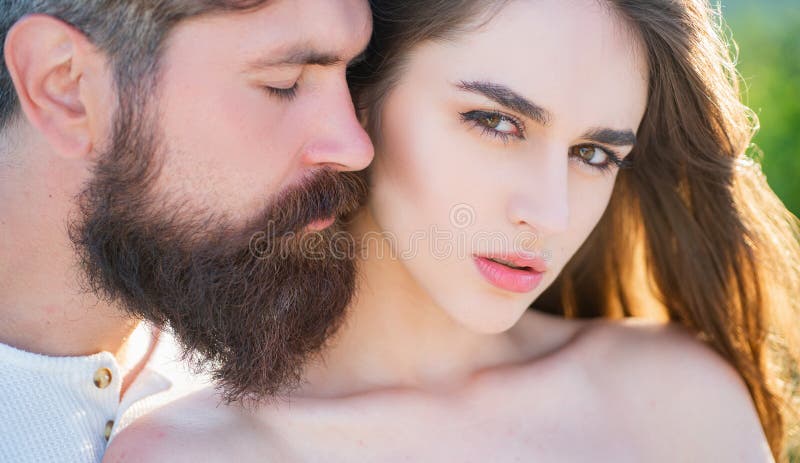 Abbraccio e bacio per le coppie nell'amore Giovani coppie degli amanti Uomo affettuoso di bello giovane amore sensuale della donn fotografie stock libere da diritti Abbraccio e bacio per le coppie nell'amore Giovani coppie degli amanti Uomo affettuoso di bello giovane amore sensuale della donn fotografie stock libere da diritti