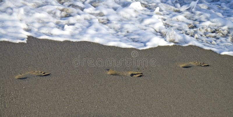 Abdrücke im Sand auf dem Strand lizenzfreies stockfoto Abdrücke im Sand auf dem Strand lizenzfreies stockfoto