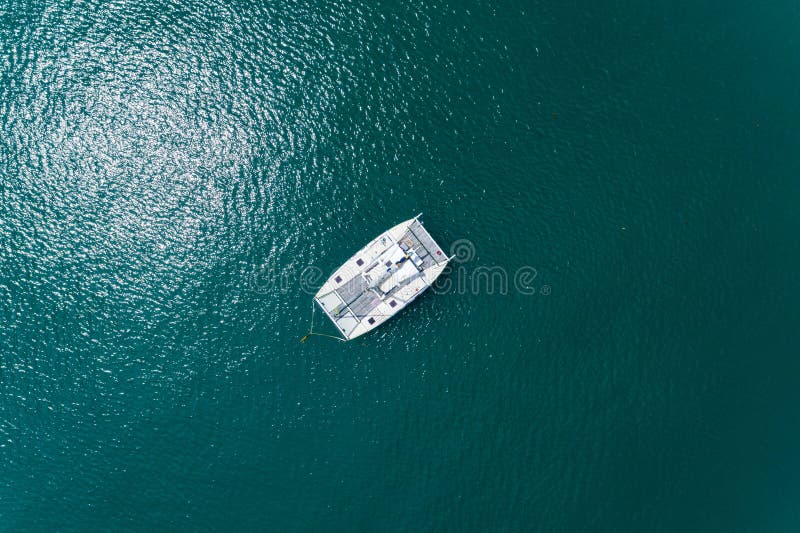 Abejón aéreo de la visión superior tirado de los barcos de navegación en el mar tropical foto de archivo Abejón aéreo de la visión superior tirado de los barcos de navegación en el mar tropical foto de archivo