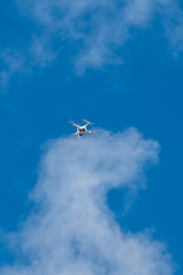 Abejón blanco que asoma en un cielo azul brillante, helicop del control de radio fotos de archivo Abejón blanco que asoma en un cielo azul brillante, helicop del control de radio fotos de archivo