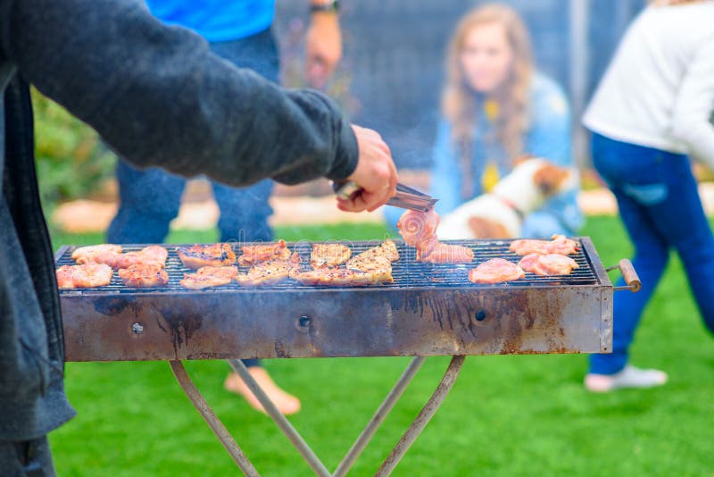 Abendessen, bbq auf Hinterhof Gl?ckliche Familienmomente stockfoto Abendessen, bbq auf Hinterhof Gl?ckliche Familienmomente stockfoto