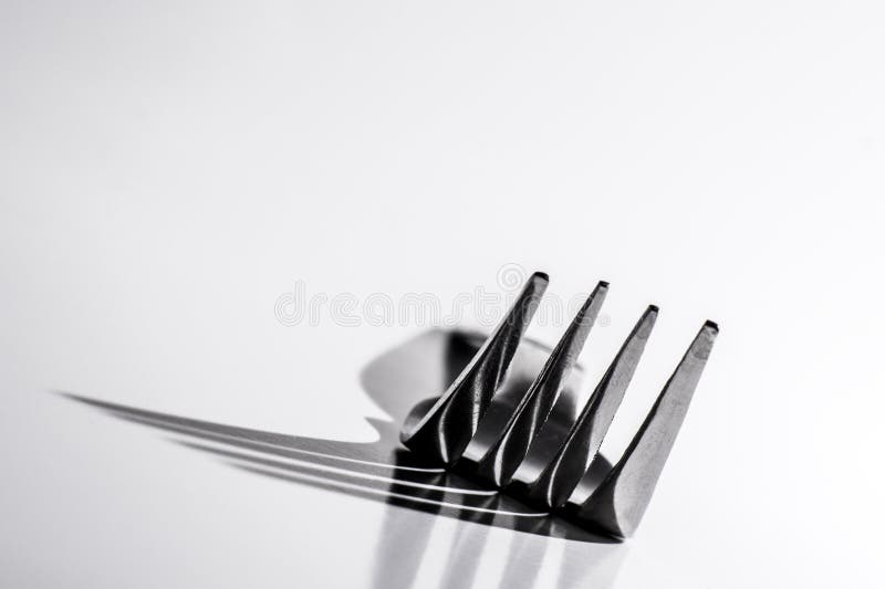 Abendessen-Gabel wirft gro?en Schatten lizenzfreies stockfoto Abendessen-Gabel wirft gro?en Schatten lizenzfreies stockfoto
