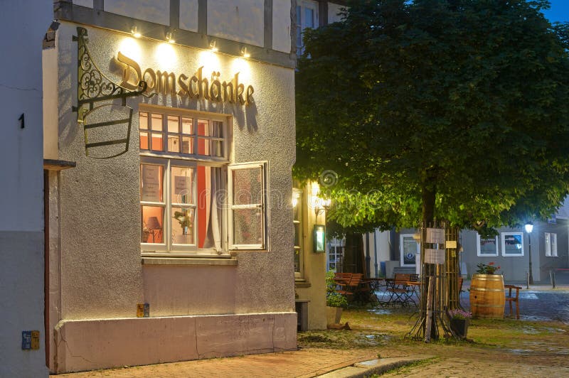 Abendfenster des Restaurants domschanke in verden germany