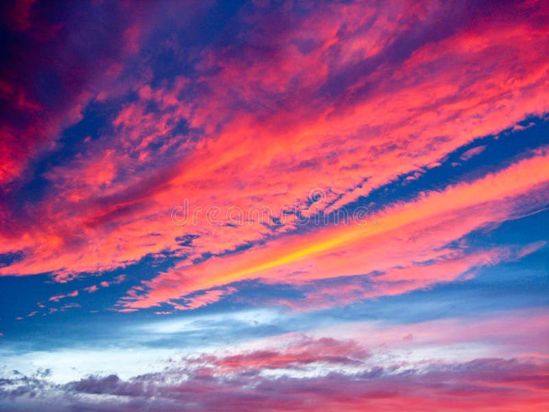 Abendlandschaft mit roten Wolken lizenzfreie stockfotos Abendlandschaft mit roten Wolken lizenzfreie stockfotos