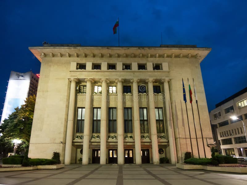 Abends Gebäude des Rathauses am zentralen Platz Burgas, Bulgarien lizenzfreie stockbilder Abends Gebäude des Rathauses am zentralen Platz Burgas, Bulgarien lizenzfreie stockbilder