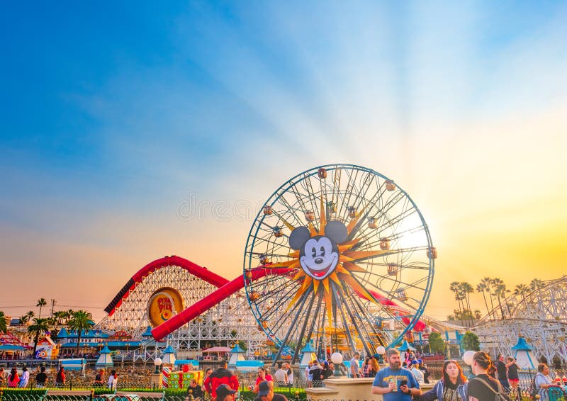 Abenteuer-Sonnenuntergang Disneylands Kalifornien im Sommer
