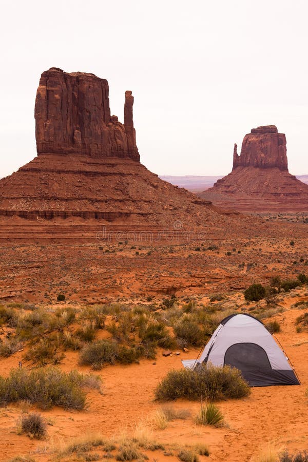 Abenteuer warfen Zelt in Monument-Tal-Handschuh Buttes lizenzfreies stockfoto Abenteuer warfen Zelt in Monument-Tal-Handschuh Buttes lizenzfreies stockfoto