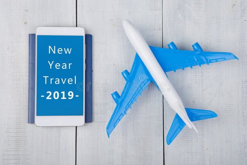 Abenteuer zeit- Fläche, Pass und Smartphone mit Text ' Neues Jahr-Reise 2019 stockbild Abenteuer zeit- Fläche, Pass und Smartphone mit Text ' Neues Jahr-Reise 2019 stockbild