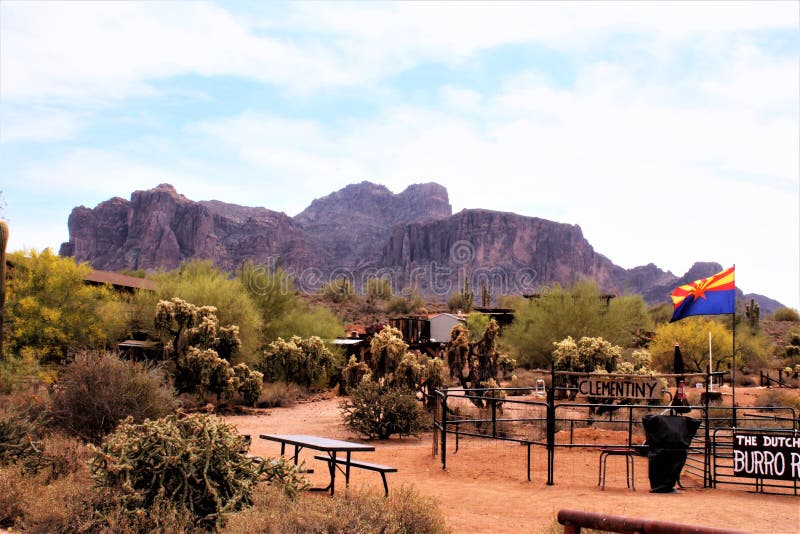Aberglaube-Gebirgsmuseum, Apache-Kreuzung, Arizona lizenzfreie stockfotos Aberglaube-Gebirgsmuseum, Apache-Kreuzung, Arizona lizenzfreie stockfotos