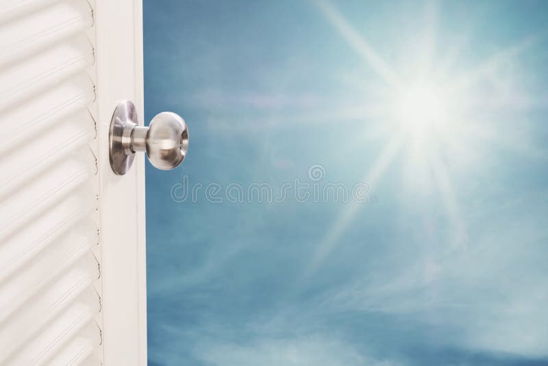 Abertura de la puerta con el cielo azul y la sol brillante, conceptos soñadores