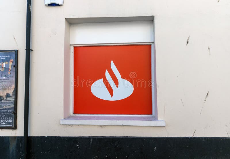 Aberystwyth Walia, UK Santander logo na ściennym outside Santander banku,/- Lipiec 20th 2019 - zdjęcie royalty free Aberystwyth Walia, UK Santander logo na ściennym outside Santander banku,/- Lipiec 20th 2019 - zdjęcie royalty free