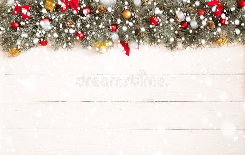 Abete di Natale con le decorazioni e le luci di natale su fondo di legno bianco con neve fotografia stock Abete di Natale con le decorazioni e le luci di natale su fondo di legno bianco con neve fotografia stock
