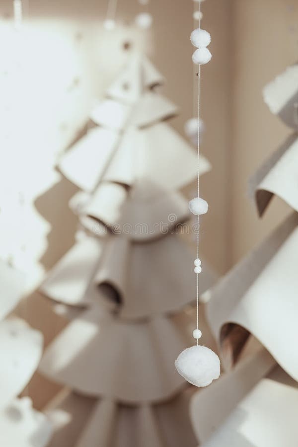 Abeto gris grande hecho del fieltro y de las lanas Composición de la Navidad con la decoración en el fondo blanco Estilo escandin foto de archivo libre de regalías Abeto gris grande hecho del fieltro y de las lanas Composición de la Navidad con la decoración en el fondo blanco Estilo escandin foto de archivo libre de regalías