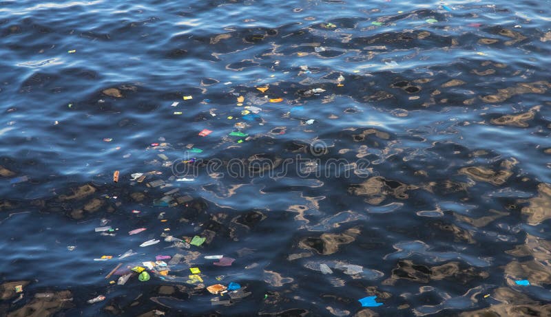 Abfall im Meerwasser Plastikabfall im Ozean Ökologisches Problem Städtische Küstenverschmutzung lizenzfreie stockfotos Abfall im Meerwasser Plastikabfall im Ozean Ökologisches Problem Städtische Küstenverschmutzung lizenzfreie stockfotos