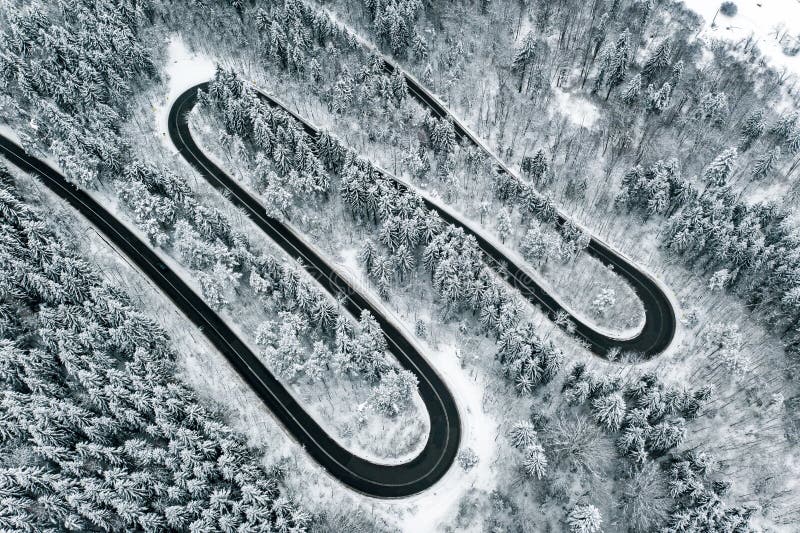 Abflussrinne der kurvenreichen Straße ein Gebirgspass in der schneebedeckten Straße der Wintersaison stockfotografie Abflussrinne der kurvenreichen Straße ein Gebirgspass in der schneebedeckten Straße der Wintersaison stockfotografie