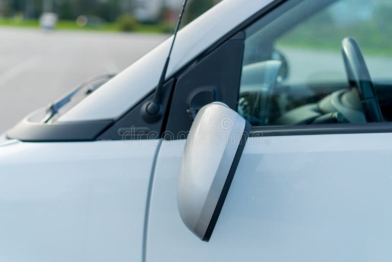 Abgebrochener Seitenspiegel am Auto. Weißes Auto Auf Der Straße