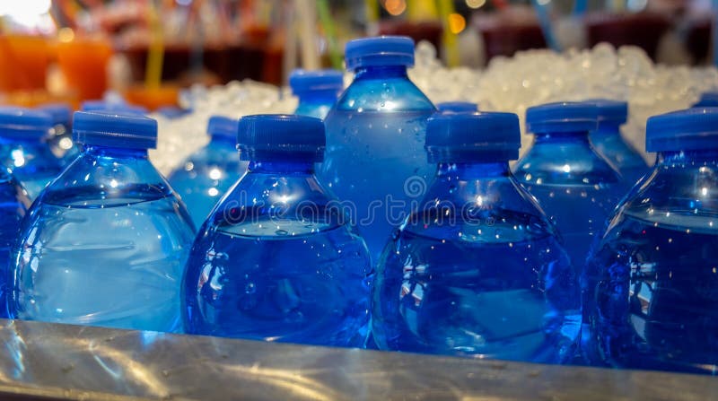Abgefülltes Mineralwasser im Eis verkauft am sehr heißen Tag stockfotografie Abgefülltes Mineralwasser im Eis verkauft am sehr heißen Tag stockfotografie