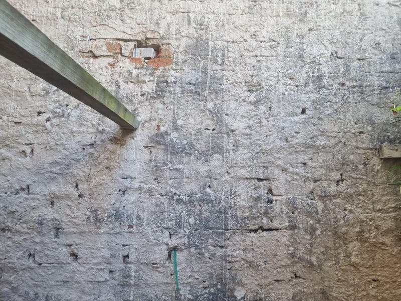 Abgewitterte Ziegelwand mit Balken stockfotos