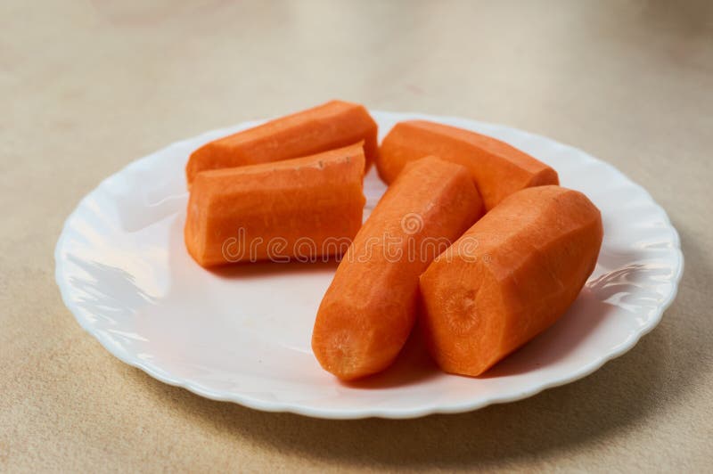 Abgezogene Karotten auf einer weißen Platte lizenzfreie stockfotos Abgezogene Karotten auf einer weißen Platte lizenzfreie stockfotos