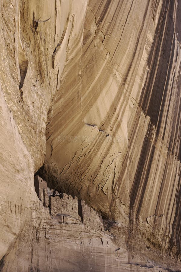 Abitazione di caverna di Anasazi nel canyon de Chelly, Arizona - vertica fotografia stock libera da diritti Abitazione di caverna di Anasazi nel canyon de Chelly, Arizona - vertica fotografia stock libera da diritti