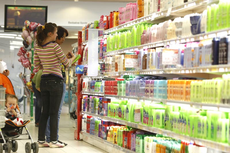 Abnehmer, die am Supermarkt kaufen lizenzfreies stockbild Abnehmer, die am Supermarkt kaufen lizenzfreies stockbild