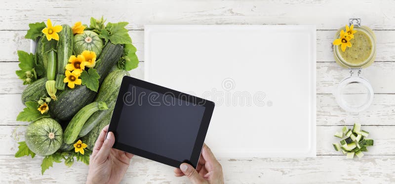 Abobrinha, flores e opinião superior do alimento verde do molho, mãos com digi imagem de stock Abobrinha, flores e opinião superior do alimento verde do molho, mãos com digi imagem de stock