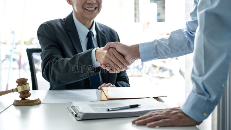 Abogado profesional dando la mano felicitando a un hombre de negocios después de discutir un buen contrato exitoso en el fotografía de archivo libre de regalías